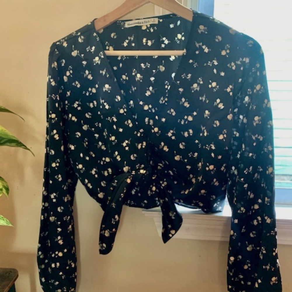 Abercrombie & Fitch Cropped Satin Floral Blouse